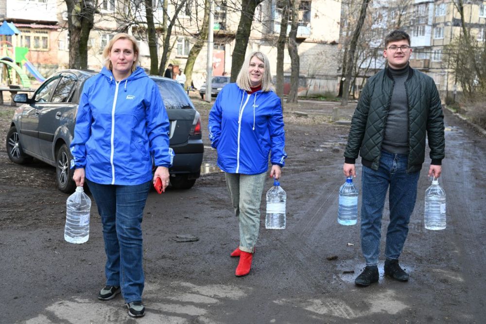 Иван Адамец: В рамках акции «Эстафета Добра» сектор по делам молодёжи, культуры и спорта Управы Куйбышевского внутригородского района совместно с активистами доставили питьевую воду пожилым и маломобильным гражданам Иван Адамец: В рамках акции «Эстафета Добра» сектор по делам молодёжи, культуры и спорта Управы Куйбышевского внутригородского района совместно с активистами доставили питьевую воду пожилым и маломобильным гражданам