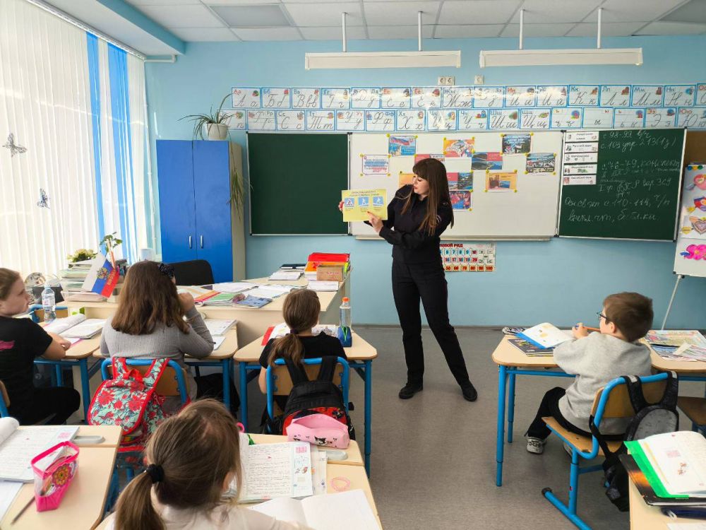 В Мариуполе сотрудники ГАИ провели беседы с учащимися школ и колледжей В Мариуполе сотрудники ГАИ провели беседы с учащимися школ и колледжей