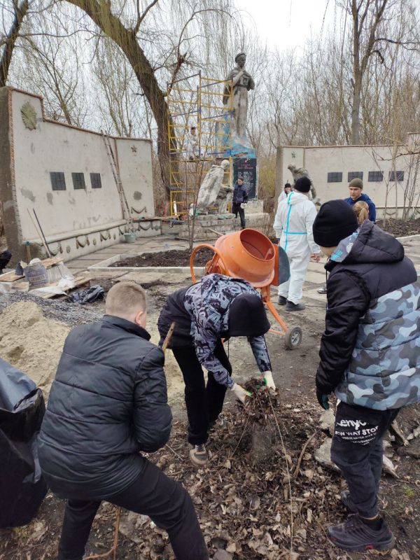 Александр Шатов: Школьники помогают благоустраивать памятник Воинам, погибшим в годы Великой Отечественной в Алексеево-Орловке Александр Шатов: Школьники помогают благоустраивать памятник Воинам, погибшим в годы Великой Отечественной в Алексеево-Орловке