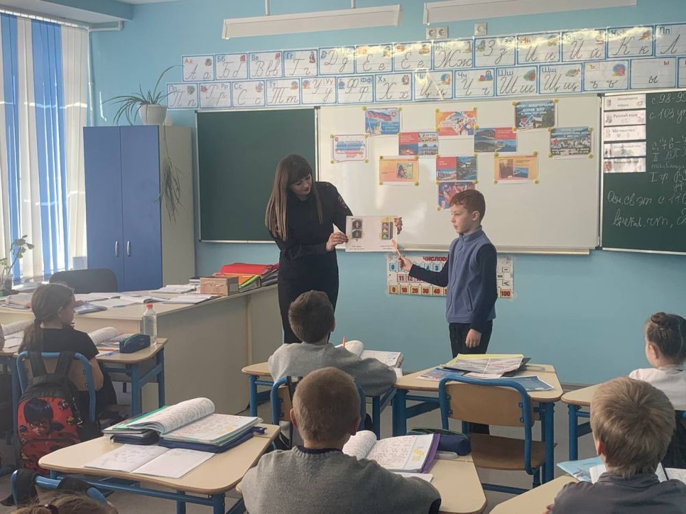 В Мариуполе сотрудники ГАИ провели беседы с учащимися школ и колледжей В Мариуполе сотрудники ГАИ провели беседы с учащимися школ и колледжей