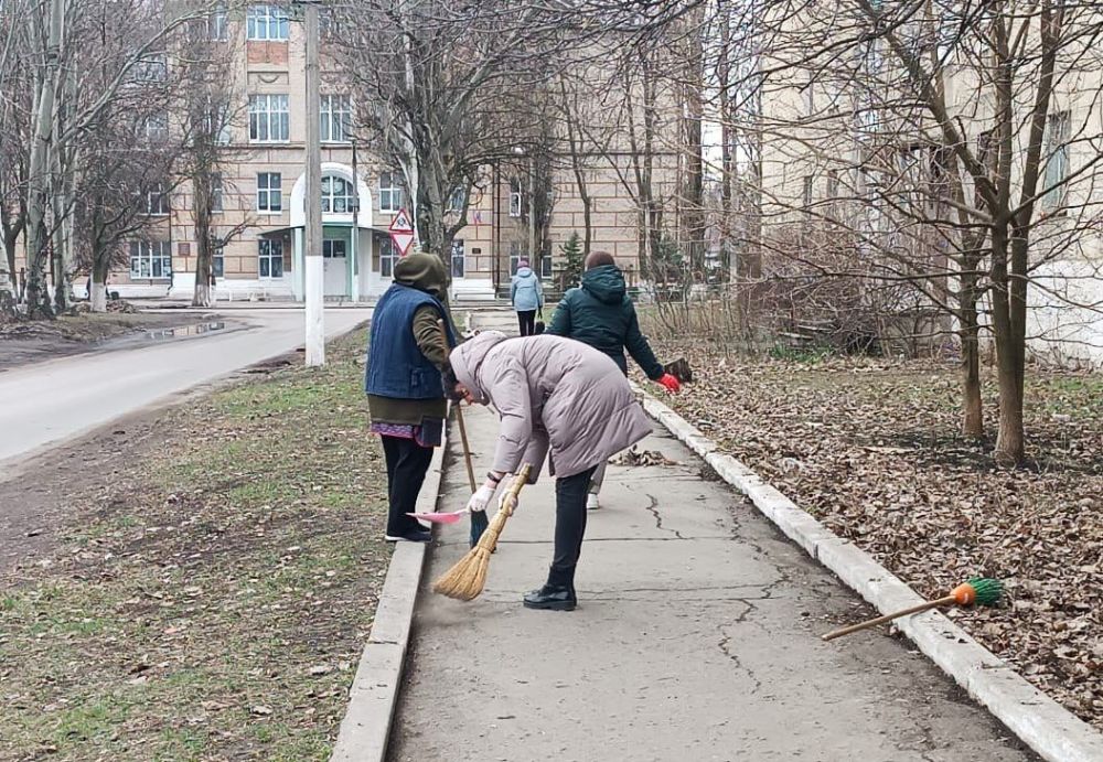 Жители Ждановки присоединились к акции «Чистый четверг» Жители Ждановки присоединились к акции «Чистый четверг»