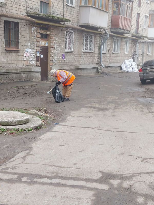 Сегодня, 27 марта, сотрудниками МУП АГД «Управляющая компания Ленинского района г.Донецка» в рамках проведения акции «Чистый четверг», были выполнены работы по благоустройству территорий в Ленинском внутригородском районе г.... Сегодня, 27 марта, сотрудниками МУП АГД «Управляющая компания Ленинского района г.Донецка» в рамках проведения акции «Чистый четверг», были выполнены работы по благоустройству территорий в Ленинском внутригородском районе г....