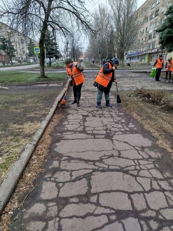 Коммунальщики Снежного благоустраивают территории общего пользования Коммунальщики Снежного благоустраивают территории общего пользования