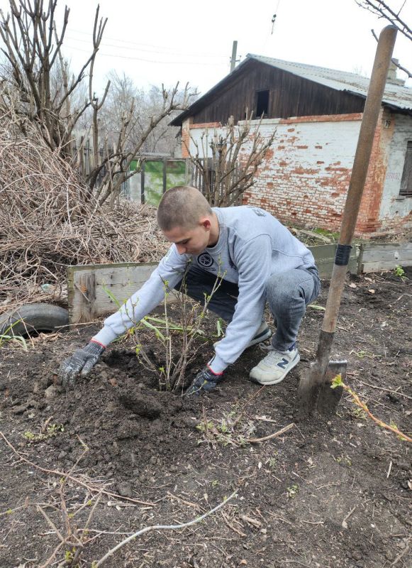 Вклад в чистоту и красоту: студенты-участники «Движения первых» на субботнике Вклад в чистоту и красоту: студенты-участники «Движения первых» на субботнике