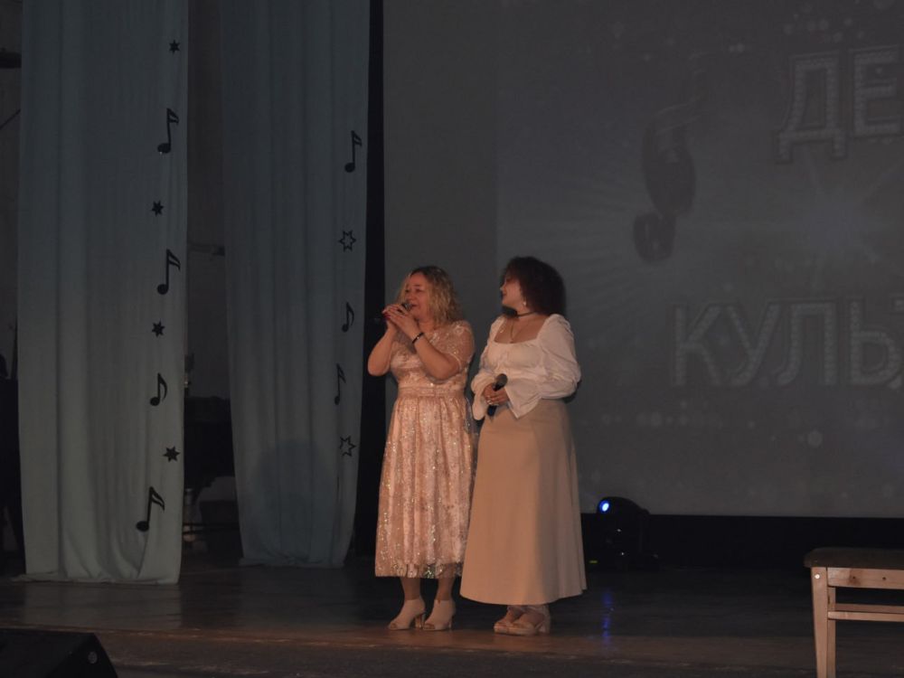 В Кировском прошел концерт ко Дню работника культуры В Кировском прошел концерт ко Дню работника культуры