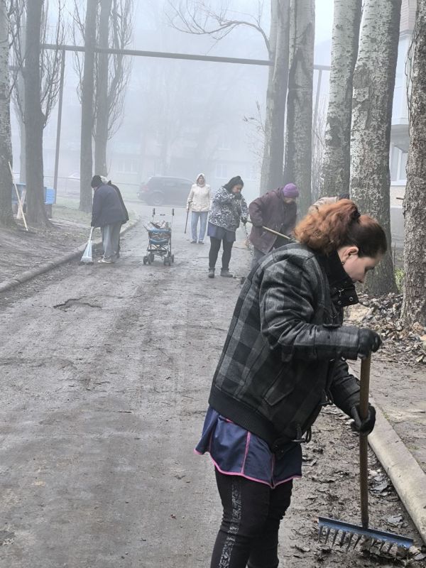 Елена Рязанцева: Сегодня, 27 марта, в рамках проекта Всероссийской политической партии «Единая Россия» «Городская среда» , акции "Чистый четверг" сотрудники организаций, учреждений, предприятий Пролетарского района убирали... Елена Рязанцева: Сегодня, 27 марта, в рамках проекта Всероссийской политической партии «Единая Россия» «Городская среда» , акции "Чистый четверг" сотрудники организаций, учреждений, предприятий Пролетарского района убирали...