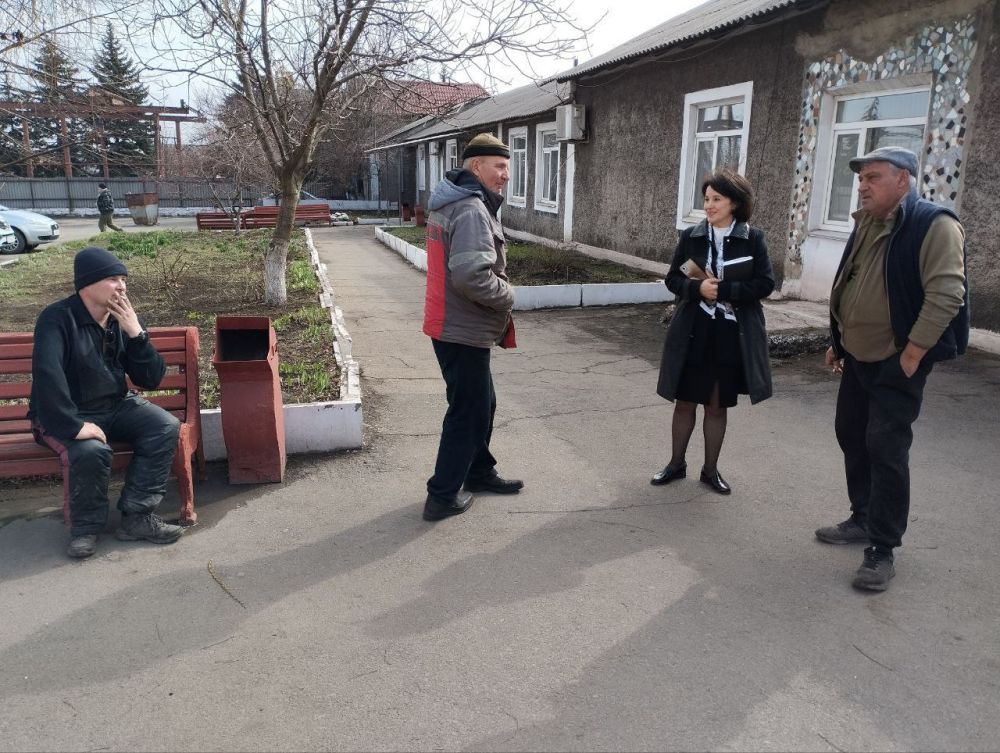Игорь Мартынов: Встречи с населением. 27 марта управляющий делами администрации муниципального образования городского округа Енакиево Людмила Стасенко провела встречи с населением по адресам: г. Енакиево, ул. Первомайская... Игорь Мартынов: Встречи с населением. 27 марта управляющий делами администрации муниципального образования городского округа Енакиево Людмила Стасенко провела встречи с населением по адресам: г. Енакиево, ул. Первомайская...