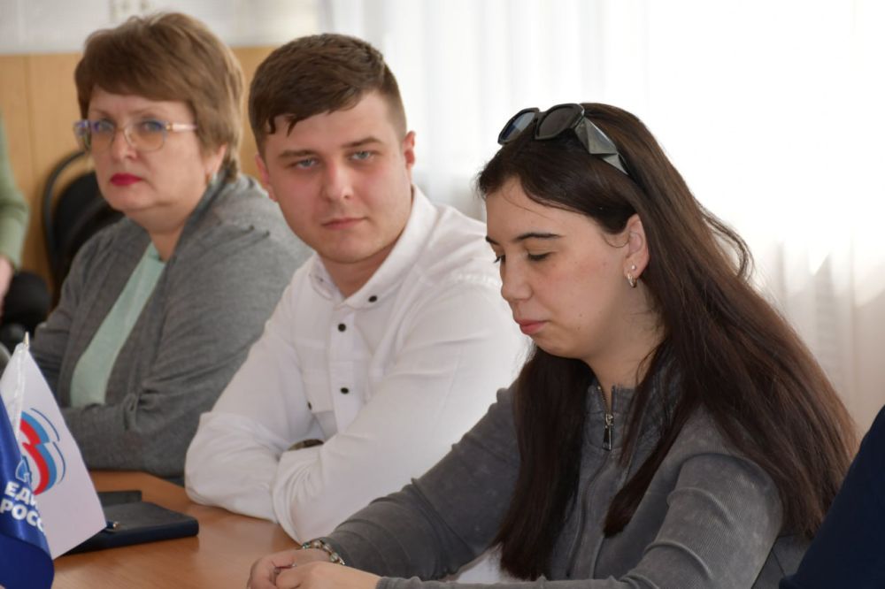 Сегодня, 27 марта, в Дебальцево глава муниципального образования городского округа Дебальцево, секретарь местного отделения Всероссийской политической партии «Единая Россия» Сергей Желновач провел встречу с первичными... Сегодня, 27 марта, в Дебальцево глава муниципального образования городского округа Дебальцево, секретарь местного отделения Всероссийской политической партии «Единая Россия» Сергей Желновач провел встречу с первичными...