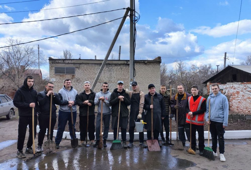 Вклад в чистоту и красоту: студенты-участники «Движения первых» на субботнике Вклад в чистоту и красоту: студенты-участники «Движения первых» на субботнике