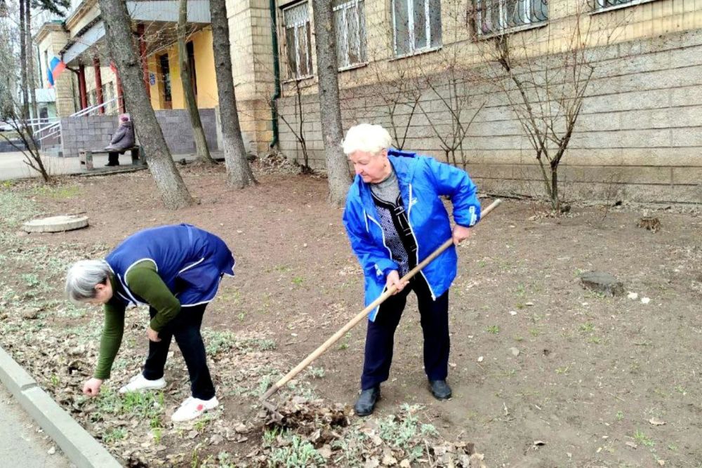 Чистый четверг!. С Артуром, Богданом и Марией Козловыми председатель Совета женщин Буденновского района г.о. Донецк Ольга Жукова убрали территорию рядом с помещением Совета ветеранов Буденновского района Чистый четверг!. С Артуром, Богданом и Марией Козловыми председатель Совета женщин Буденновского района г.о. Донецк Ольга Жукова убрали территорию рядом с помещением Совета ветеранов Буденновского района