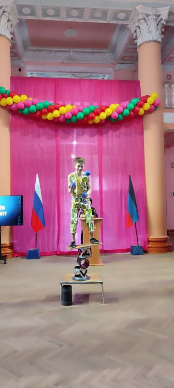 Обо всём понемногу. В пятницу, 21 марта 2025 года, на базе Дворца культуры им. В. Маяковского г.о. Торез прошла развлекательная викторина для жителей города «Обо всём понемногу», в которой приняли участие активистки Союза... Обо всём понемногу. В пятницу, 21 марта 2025 года, на базе Дворца культуры им. В. Маяковского г.о. Торез прошла развлекательная викторина для жителей города «Обо всём понемногу», в которой приняли участие активистки Союза...