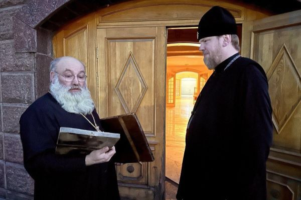 Барельеф царской семьи и иконы: Росгвардия и Военное духовенство передали в ДНР реликвии Барельеф царской семьи и иконы: Росгвардия и Военное духовенство передали в ДНР реликвии