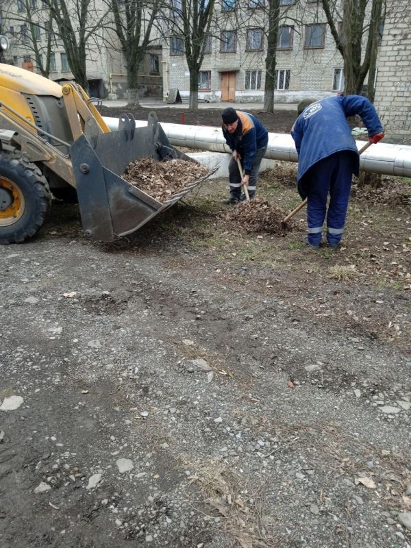 Работы по двухмесячнику по ул. Филатова убирают сотрудники трубного завода Работы по двухмесячнику по ул. Филатова убирают сотрудники трубного завода