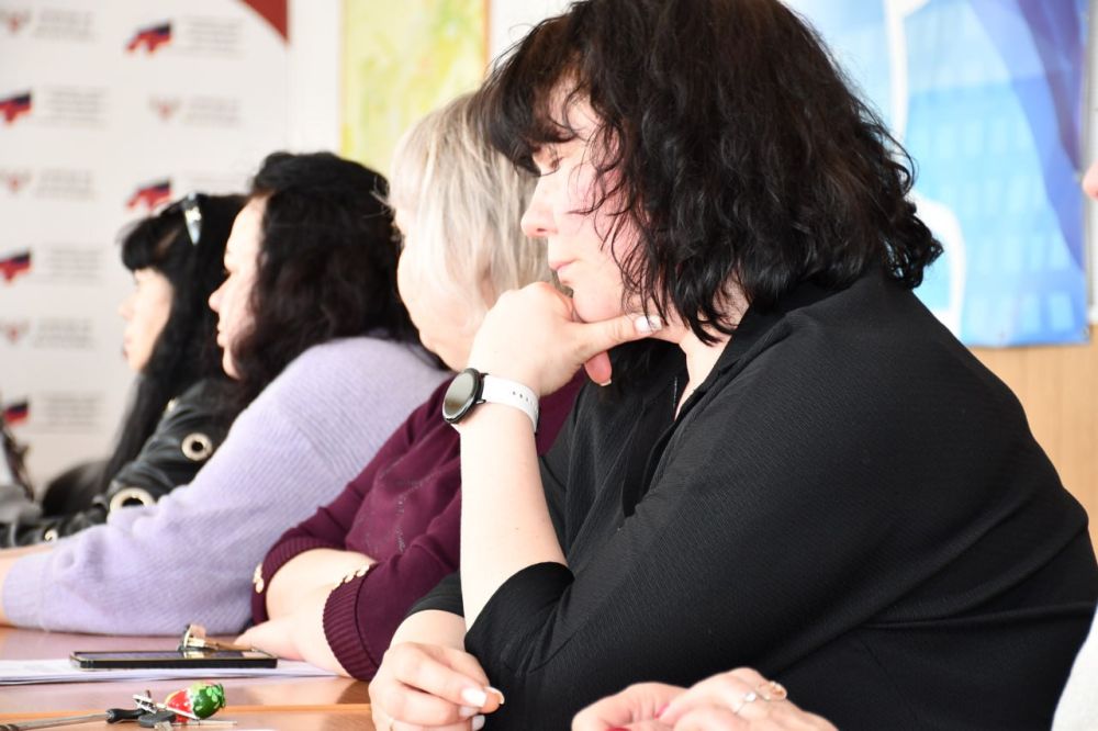 Сегодня, 27 марта, в Дебальцево глава муниципального образования городского округа Дебальцево, секретарь местного отделения Всероссийской политической партии «Единая Россия» Сергей Желновач провел встречу с первичными... Сегодня, 27 марта, в Дебальцево глава муниципального образования городского округа Дебальцево, секретарь местного отделения Всероссийской политической партии «Единая Россия» Сергей Желновач провел встречу с первичными...