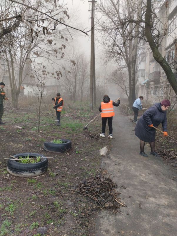 Елена Рязанцева: Сегодня, 27 марта, в рамках проекта Всероссийской политической партии «Единая Россия» «Городская среда» , акции "Чистый четверг" сотрудники организаций, учреждений, предприятий Пролетарского района убирали... Елена Рязанцева: Сегодня, 27 марта, в рамках проекта Всероссийской политической партии «Единая Россия» «Городская среда» , акции "Чистый четверг" сотрудники организаций, учреждений, предприятий Пролетарского района убирали...