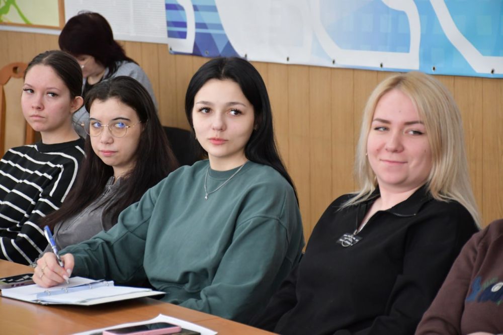 Общество «Знание» провело в Дебальцево для муниципальных служащих лекцию Общество «Знание» провело в Дебальцево для муниципальных служащих лекцию