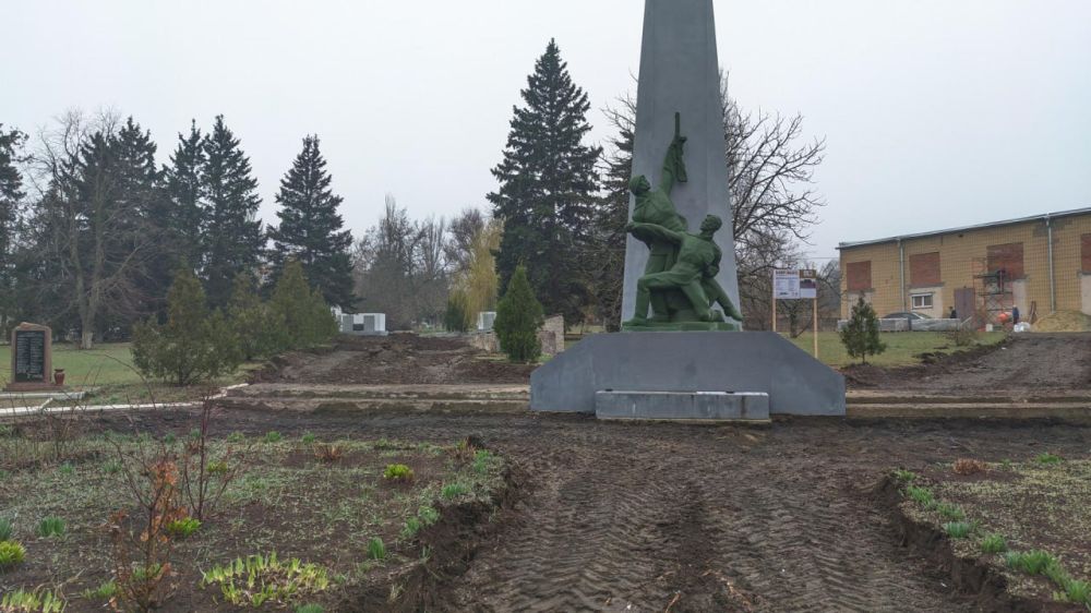 Николай Михайлов: При поддержке Бурятии специалисты продолжают ремонт Мемориального комплекса в Старобешево Николай Михайлов: При поддержке Бурятии специалисты продолжают ремонт Мемориального комплекса в Старобешево