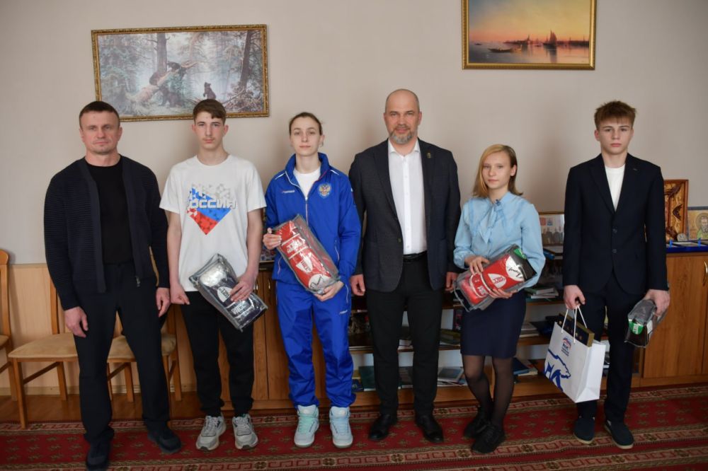 Сергей Желновач: Дебальцевские боксеры получили ценный подарок от знаменитого российского боксера Александра Поветкина! Сергей Желновач: Дебальцевские боксеры получили ценный подарок от знаменитого российского боксера Александра Поветкина!