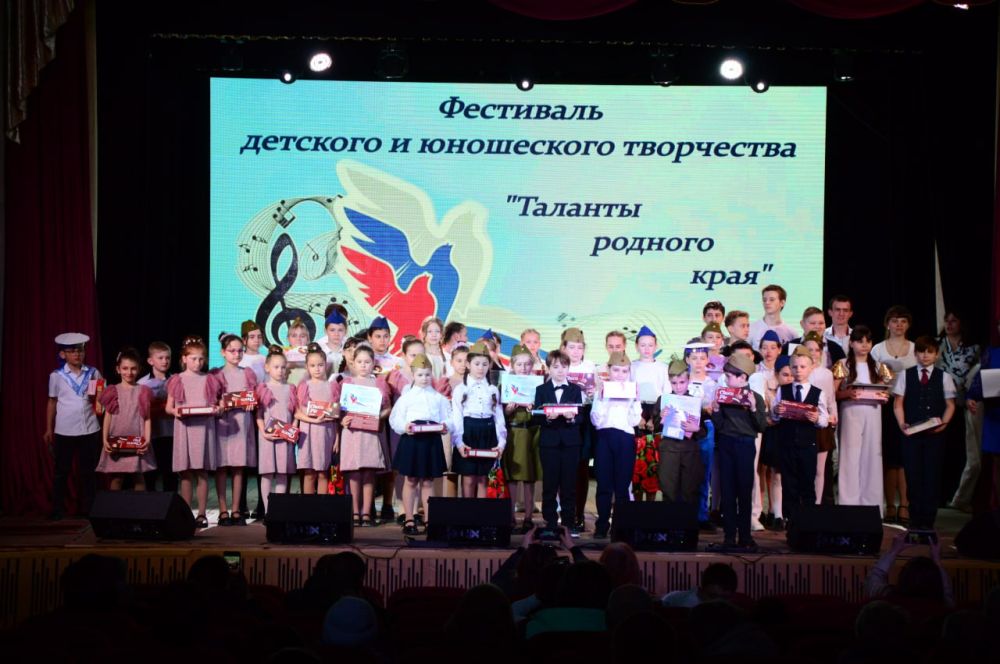 Володарский центр внешкольного образования организовал в Володарском Доме культур гала-концерт Ежегодного Фестиваля детского и юношеского творчества "Таланты родного края", посвящённый году Защитника Отечества и 80-летию... Володарский центр внешкольного образования организовал в Володарском Доме культур гала-концерт Ежегодного Фестиваля детского и юношеского творчества "Таланты родного края", посвящённый году Защитника Отечества и 80-летию...
