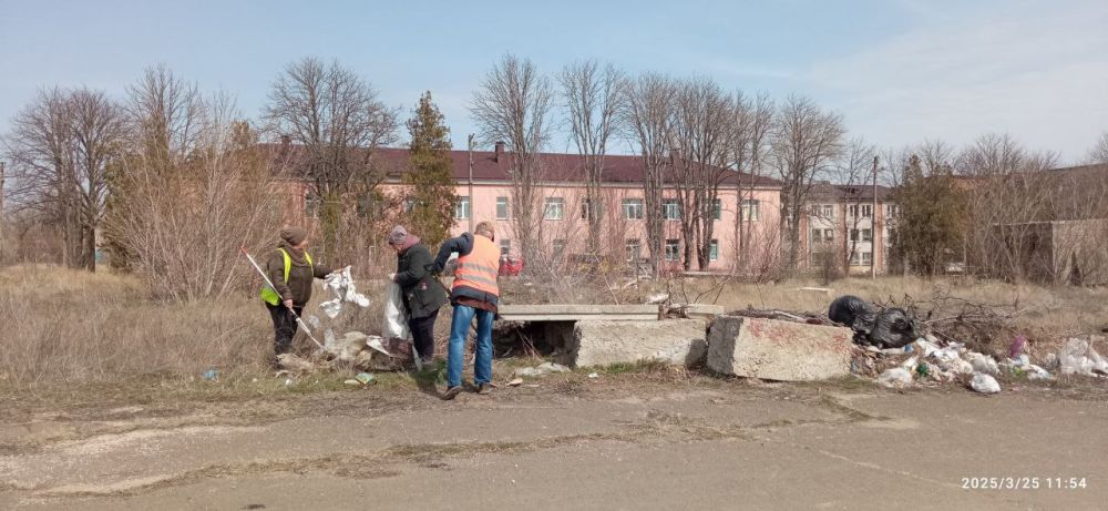 В рамках месячника «Зеленый Донбасс», объявленного Главой ДНР Денисом Пушилиным, коммунальные службы продолжают активно работать над благоустройством нашего округа В рамках месячника «Зеленый Донбасс», объявленного Главой ДНР Денисом Пушилиным, коммунальные службы продолжают активно работать над благоустройством нашего округа