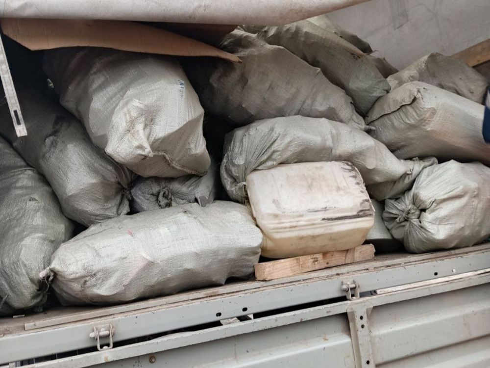 И вот так ежедневно — дорожники наполняют буквально до краёв машины мусором, который водители оставляют вдоль автомобильных дорог И вот так ежедневно — дорожники наполняют буквально до краёв машины мусором, который водители оставляют вдоль автомобильных дорог