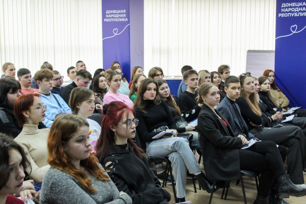 Порядка сотни молодых людей стали посетили региональную презентацию Всероссийского проекта «Профразвитие» в Донецке Порядка сотни молодых людей стали посетили региональную презентацию Всероссийского проекта «Профразвитие» в Донецке