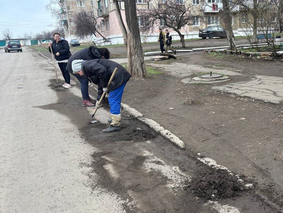 Жители Ждановки присоединились к акции «Чистый четверг» Жители Ждановки присоединились к акции «Чистый четверг»