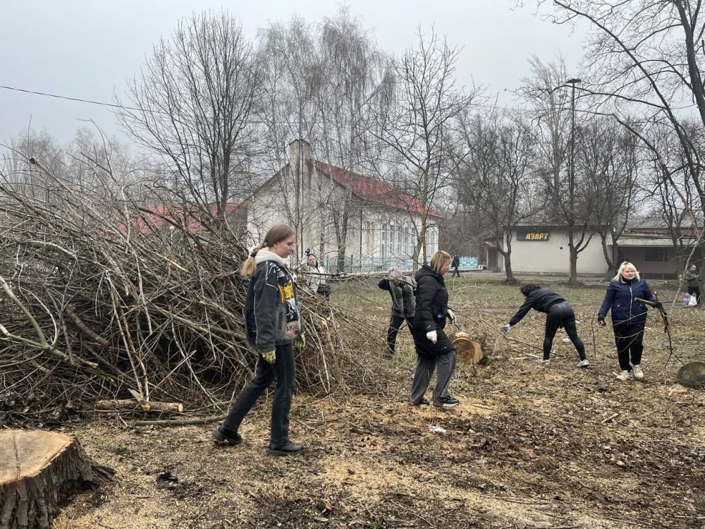 Елена Рязанцева: Сегодня, 27 марта, в рамках проекта Всероссийской политической партии «Единая Россия» «Городская среда» , акции "Чистый четверг" сотрудники организаций, учреждений, предприятий Пролетарского района убирали... Елена Рязанцева: Сегодня, 27 марта, в рамках проекта Всероссийской политической партии «Единая Россия» «Городская среда» , акции "Чистый четверг" сотрудники организаций, учреждений, предприятий Пролетарского района убирали...