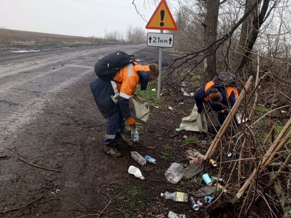 И вот так ежедневно — дорожники наполняют буквально до краёв машины мусором, который водители оставляют вдоль автомобильных дорог И вот так ежедневно — дорожники наполняют буквально до краёв машины мусором, который водители оставляют вдоль автомобильных дорог