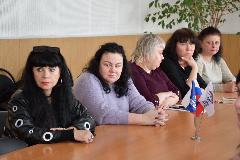 Сегодня, 27 марта, в Дебальцево глава муниципального образования городского округа Дебальцево, секретарь местного отделения Всероссийской политической партии «Единая Россия» Сергей Желновач провел встречу с первичными... Сегодня, 27 марта, в Дебальцево глава муниципального образования городского округа Дебальцево, секретарь местного отделения Всероссийской политической партии «Единая Россия» Сергей Желновач провел встречу с первичными...