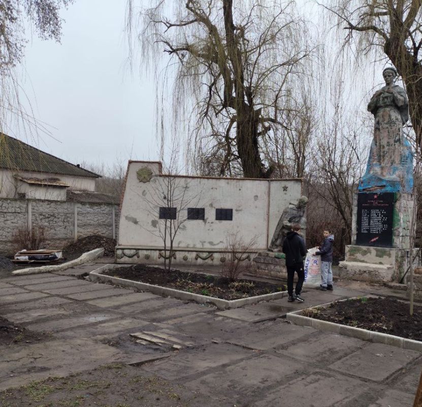 Александр Шатов: Школьники помогают благоустраивать памятник Воинам, погибшим в годы Великой Отечественной в Алексеево-Орловке Александр Шатов: Школьники помогают благоустраивать памятник Воинам, погибшим в годы Великой Отечественной в Алексеево-Орловке