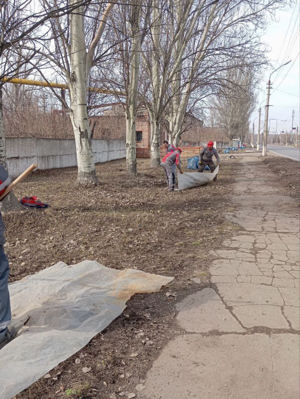 Работы по двухмесячнику по ул. Филатова убирают сотрудники трубного завода Работы по двухмесячнику по ул. Филатова убирают сотрудники трубного завода