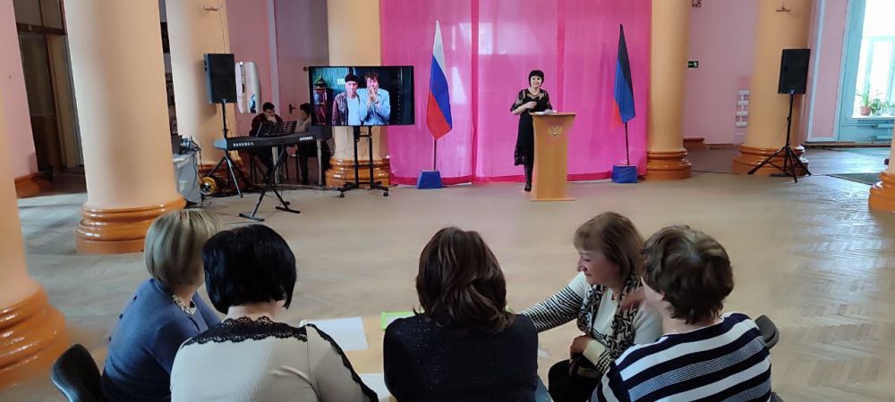 Обо всём понемногу. В пятницу, 21 марта 2025 года, на базе Дворца культуры им. В. Маяковского г.о. Торез прошла развлекательная викторина для жителей города «Обо всём понемногу», в которой приняли участие активистки Союза... Обо всём понемногу. В пятницу, 21 марта 2025 года, на базе Дворца культуры им. В. Маяковского г.о. Торез прошла развлекательная викторина для жителей города «Обо всём понемногу», в которой приняли участие активистки Союза...