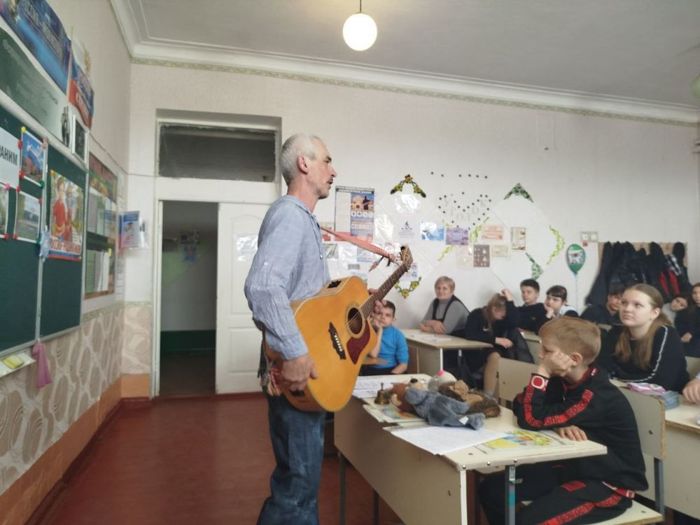 Дыханье Родины храним!. 18 марта в Школа №4 г.о. Торез прошла литературно-музыкальная встреча, посвященная "Году Защитника Отечества" и 80-летию Победы Дыханье Родины храним!. 18 марта в Школа №4 г.о. Торез прошла литературно-музыкальная встреча, посвященная "Году Защитника Отечества" и 80-летию Победы