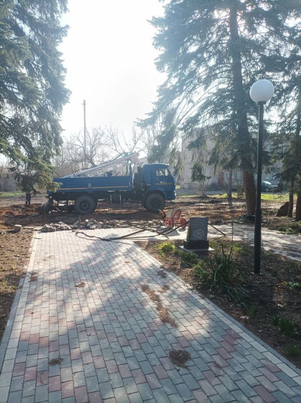 Сергей Юзвинкевич: В пгт Володарское ведутся работы по реконструкции братской могилы советских воинов южного фронта и памятника погибшим односельчанам Сергей Юзвинкевич: В пгт Володарское ведутся работы по реконструкции братской могилы советских воинов южного фронта и памятника погибшим односельчанам
