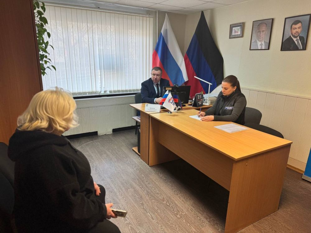 Приём граждан в Общественной приёмной партии "Единая Россия" города Снежное Приём граждан в Общественной приёмной партии "Единая Россия" города Снежное