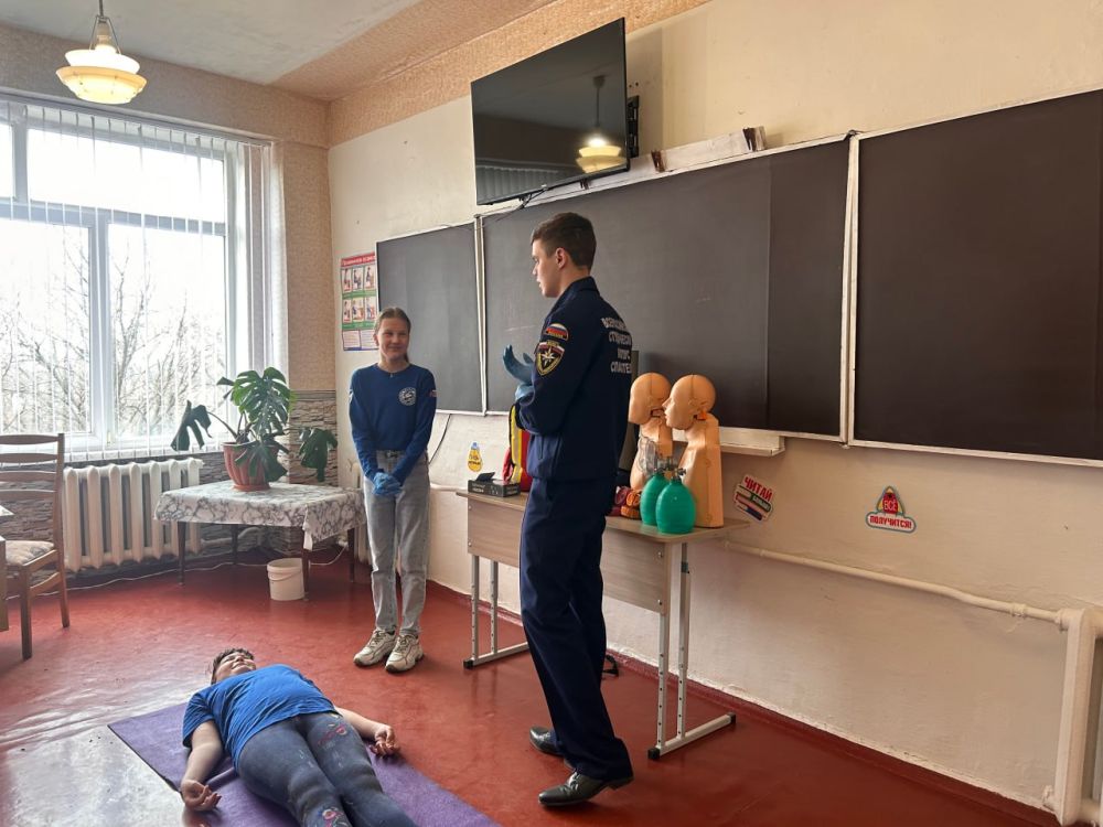 Добровольцы Донецкого РО ВСКС провели занятие для школьного спасательного отряда «Альфа» Добровольцы Донецкого РО ВСКС провели занятие для школьного спасательного отряда «Альфа»