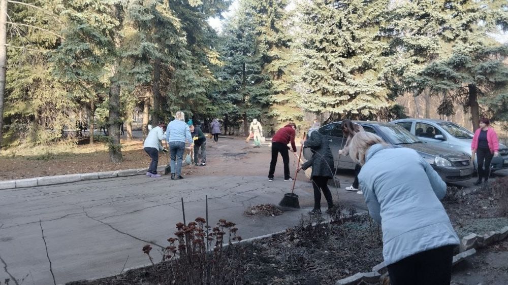 В Торезе состоялся общегородской субботник В Торезе состоялся общегородской субботник