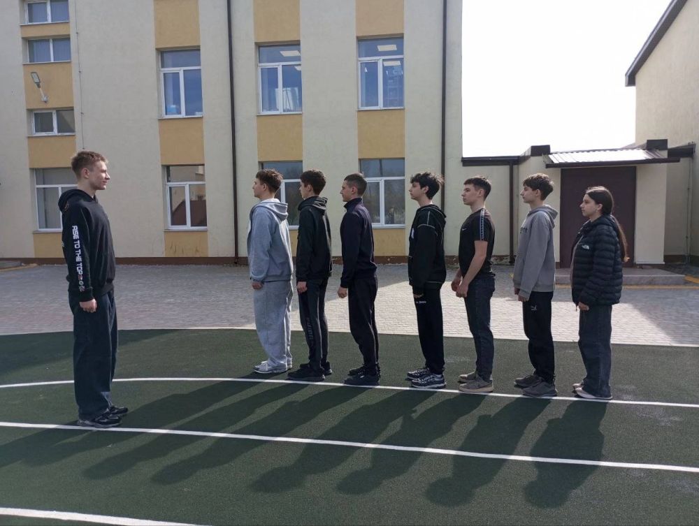 В рамках мероприятий «Ура! Каникулы!» в ГБОУ «Мангушская школа №2 Мангушского м.о.» идёт подготовка к муниципальному этапу ЗАРНИЦА 2.0. Участники команды тренируются к строевой подготовке! В рамках мероприятий «Ура! Каникулы!» в ГБОУ «Мангушская школа №2 Мангушского м.о.» идёт подготовка к муниципальному этапу ЗАРНИЦА 2.0. Участники команды тренируются к строевой подготовке!