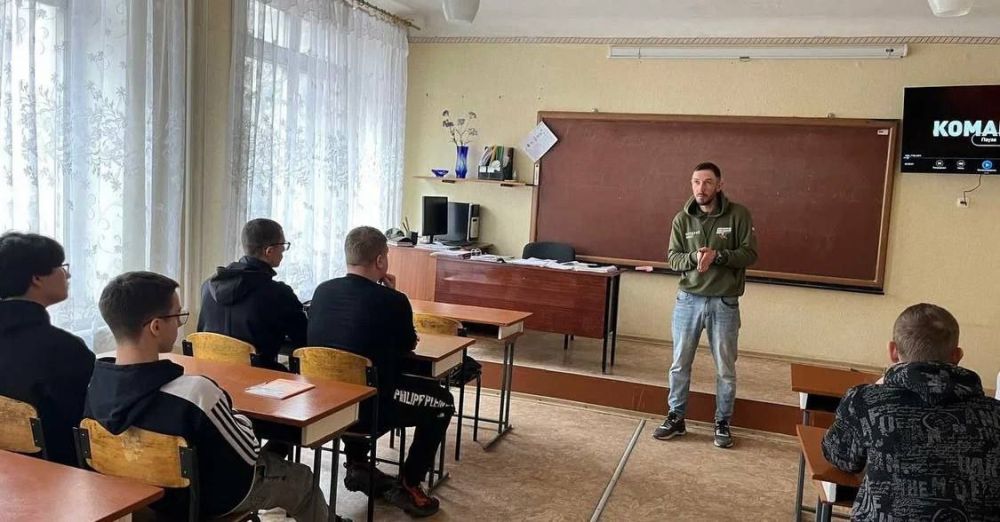 Акция "В кругу своих". Сегодня в Енакиевском металлургическом техникуме прошло мероприятие "В кругу своих", которое позволило студентам узнать о возможностях для молодых людей Акция "В кругу своих". Сегодня в Енакиевском металлургическом техникуме прошло мероприятие "В кругу своих", которое позволило студентам узнать о возможностях для молодых людей