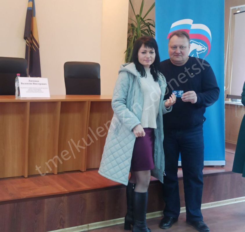 «Вручение партийных билетов» «Вручение партийных билетов»