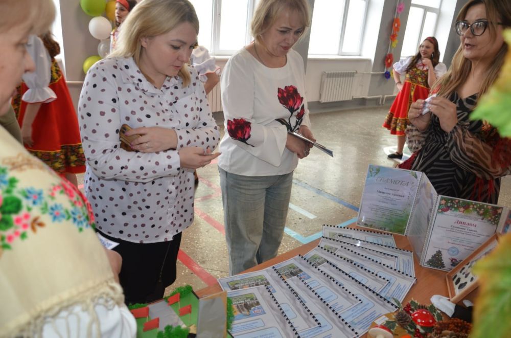 В Снежном прошла ярмарка педагогических инноваций В Снежном прошла ярмарка педагогических инноваций