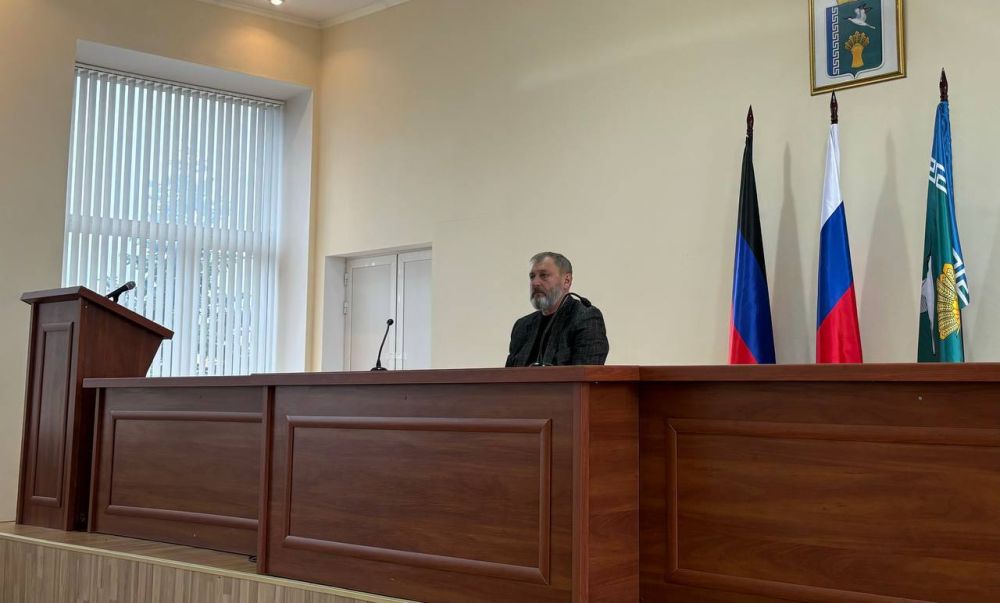 Глава муниципального образования Мангушский муниципальный округ, секретарь местного отделения Всероссийской политической партии «Единая Россия» Борис Трима провел встречу с секретарями первичных отделений Мангушского... Глава муниципального образования Мангушский муниципальный округ, секретарь местного отделения Всероссийской политической партии «Единая Россия» Борис Трима провел встречу с секретарями первичных отделений Мангушского...