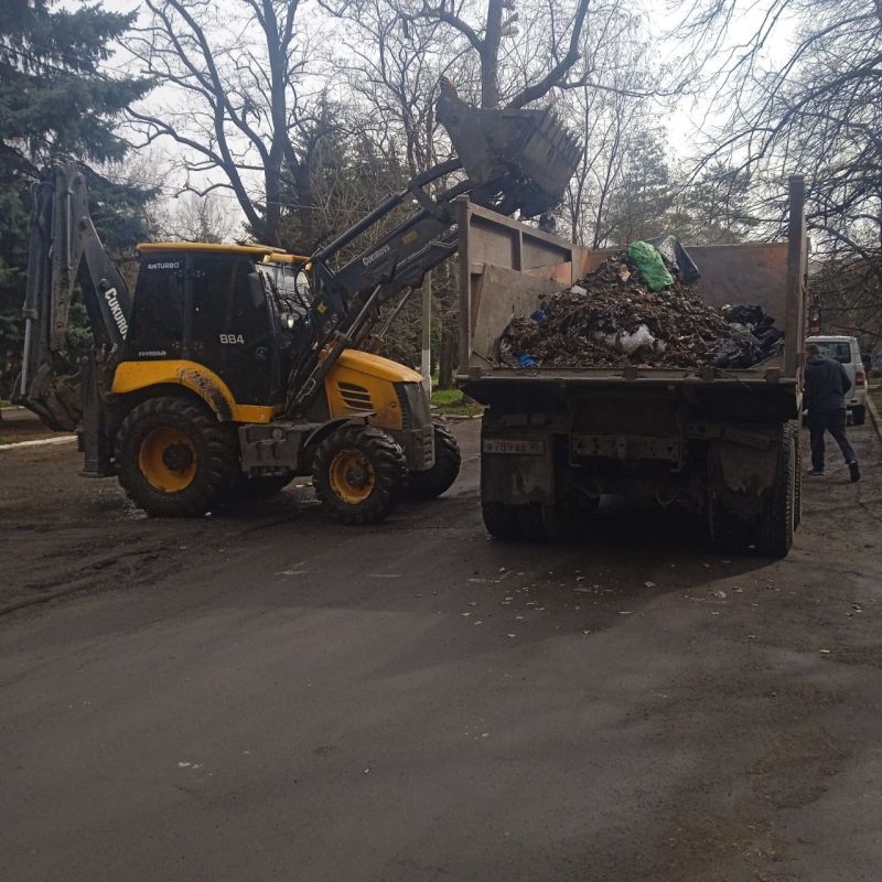 В Торезе состоялся общегородской субботник В Торезе состоялся общегородской субботник
