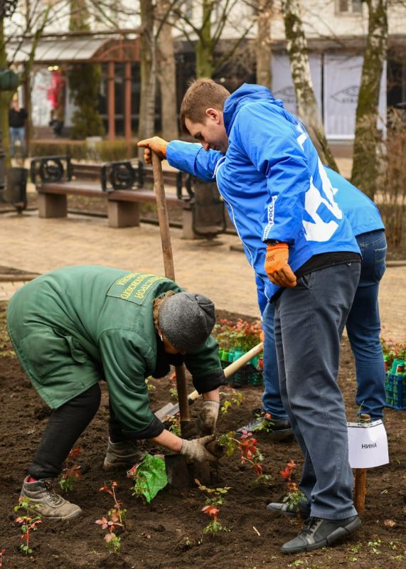 Розы для Донецка. Сегодня накануне 80-летия Победы в рамках проекта «Городская среда» вместе с Главой муниципального образования г.о.Донецк Алексеем Кулемзиным, председатель Донецкого городского совета Юрий Атаманов с... Розы для Донецка. Сегодня накануне 80-летия Победы в рамках проекта «Городская среда» вместе с Главой муниципального образования г.о.Донецк Алексеем Кулемзиным, председатель Донецкого городского совета Юрий Атаманов с...