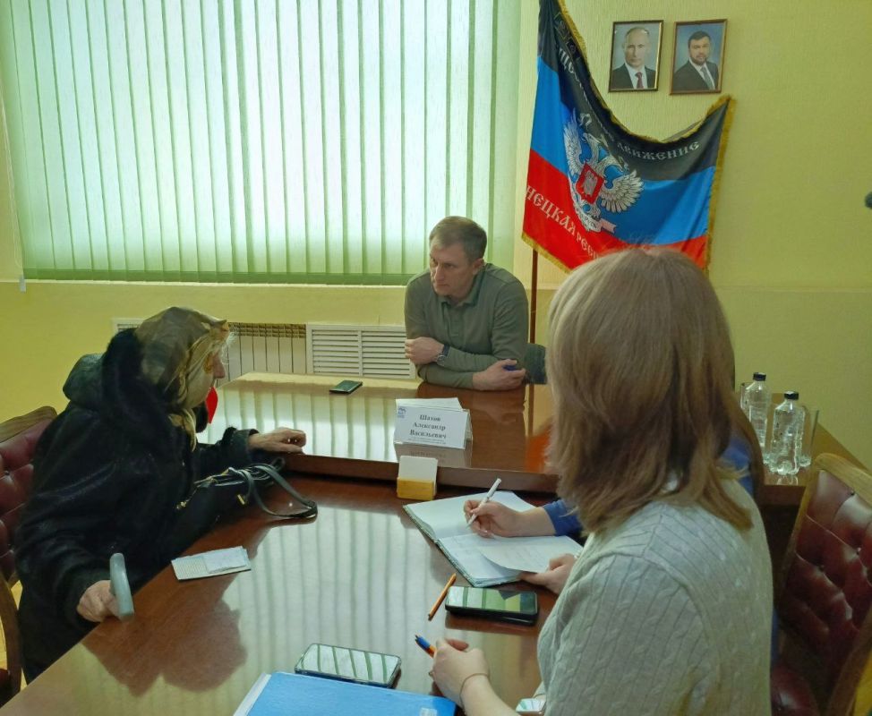 Прием граждан. Сегодня, 28 марта, глава Шахтерского муниципального округа ДНР, секретарь местного отделения партии «Единая Россия» Александр Шатов провел прием граждан в общественной приемной в города Шахтерске Прием граждан. Сегодня, 28 марта, глава Шахтерского муниципального округа ДНР, секретарь местного отделения партии «Единая Россия» Александр Шатов провел прием граждан в общественной приемной в города Шахтерске