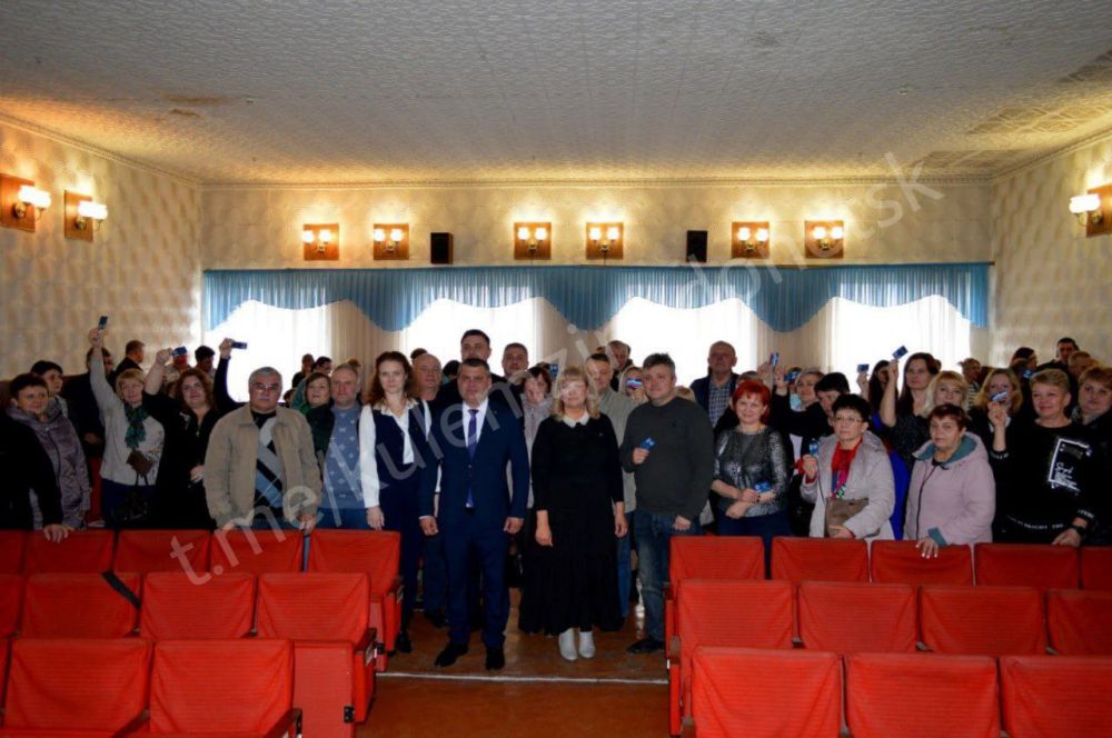 «Вручение партийных билетов» «Вручение партийных билетов»