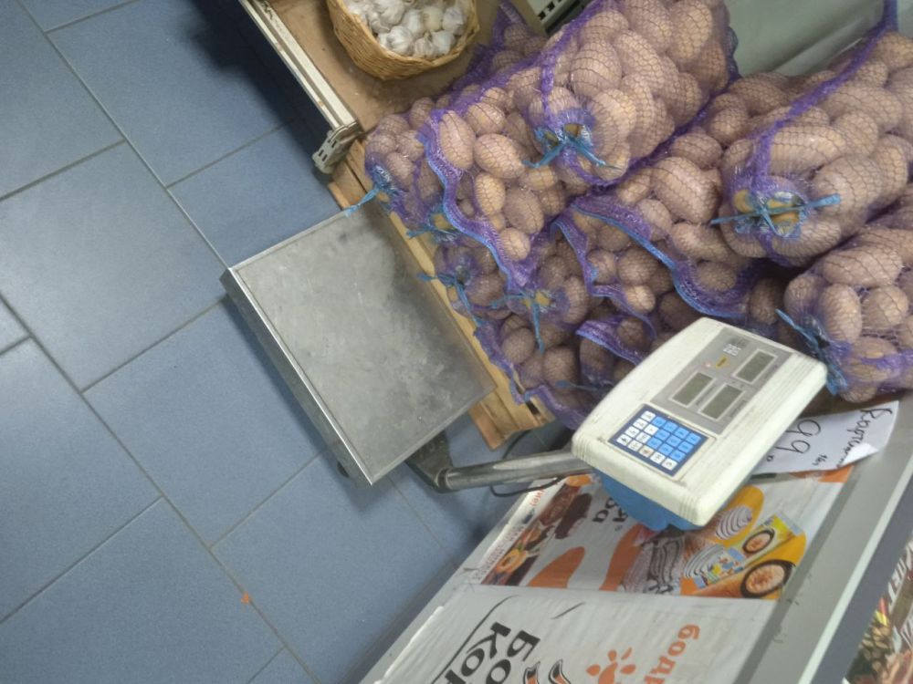 Народными контролерми Ворошиловского и Ленинского районов г. Донецка совместно с представителем торгового отдела Ворошиловского района Апанасевич А.А. было проверено 5 торговых объектов: Народными контролерми Ворошиловского и Ленинского районов г. Донецка совместно с представителем торгового отдела Ворошиловского района Апанасевич А.А. было проверено 5 торговых объектов: