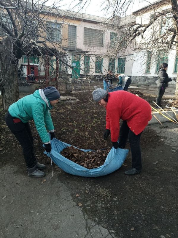 В Торезе состоялся общегородской субботник В Торезе состоялся общегородской субботник