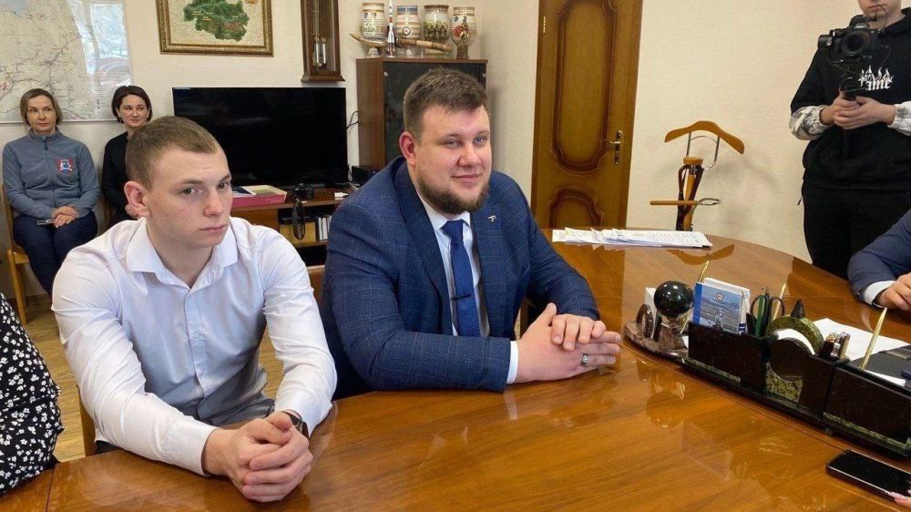 Активисты «Движения Первых» Докучаевска встретились с главой Алдана в Якутии Активисты «Движения Первых» Докучаевска встретились с главой Алдана в Якутии